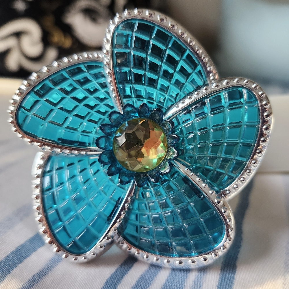 Turquoise Wall Flower
